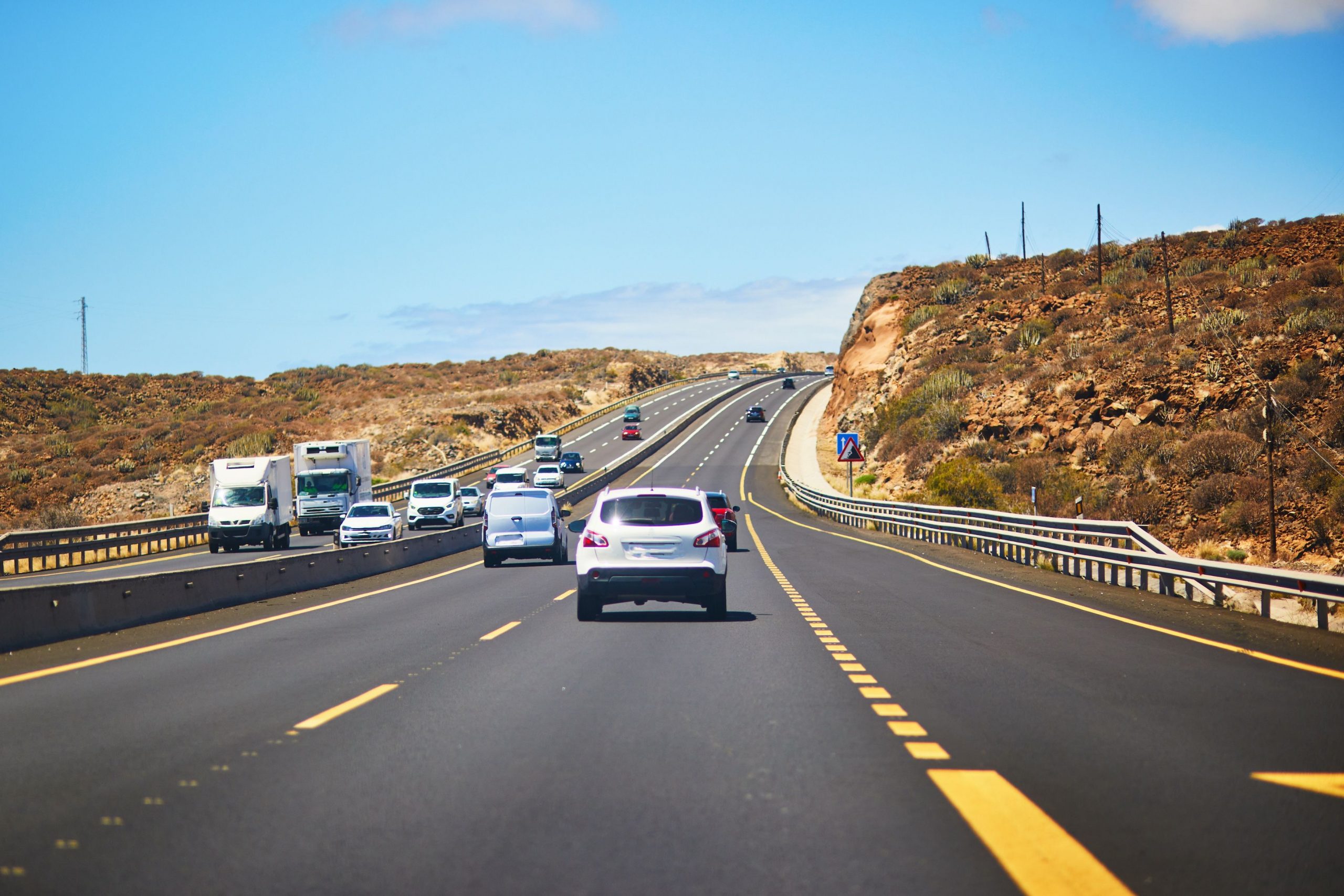 Carretera con vehículos circulando